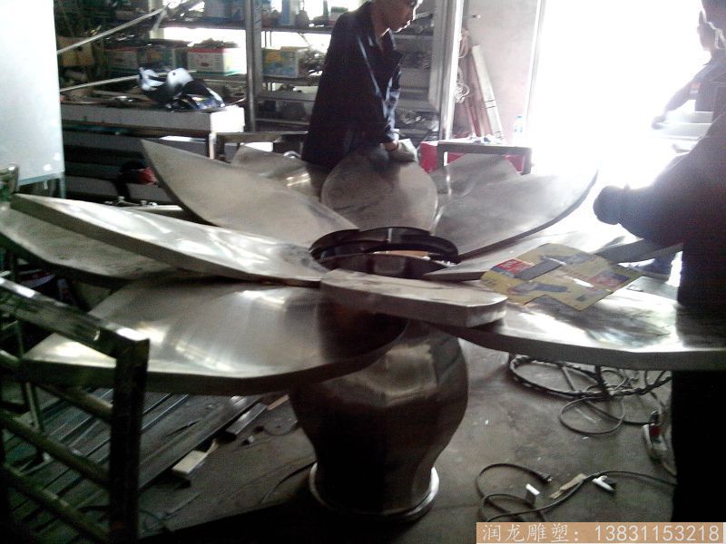 城市园林仿真莲花雕塑安装 不锈钢 抽象花朵雕塑制作厂家 金属莲花雕塑公司在哪